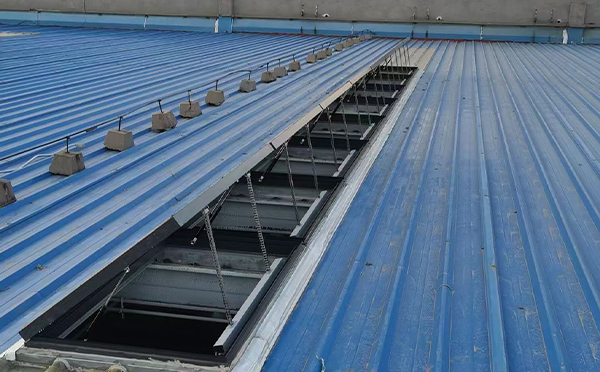 某城市大型商业综合体中庭两当排烟窗工程