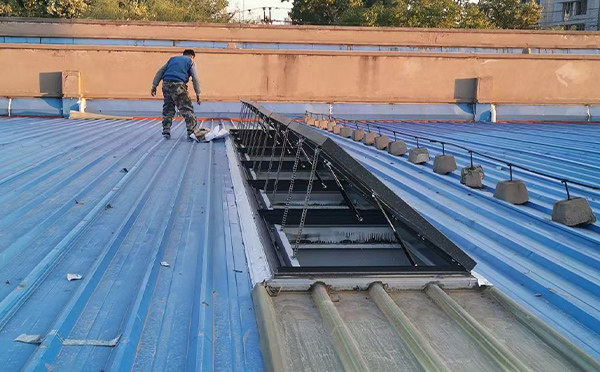 某区域性物流仓储中心两当排烟窗系统安装项目