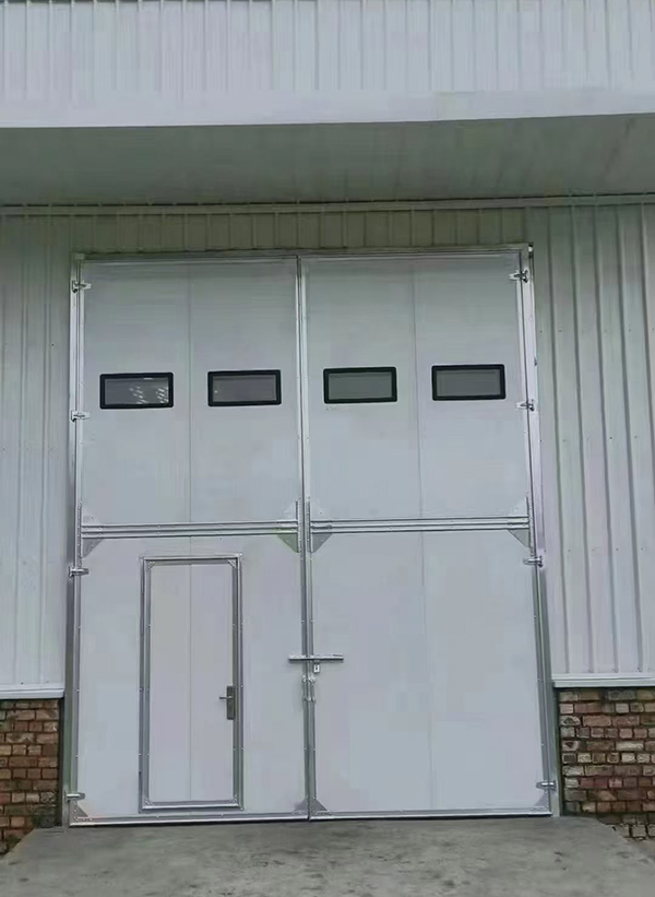 两当工业门在设备装配车间出入口的实施记录